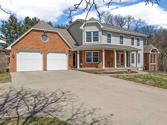 3rd image of 942 Bluffwood Dr
