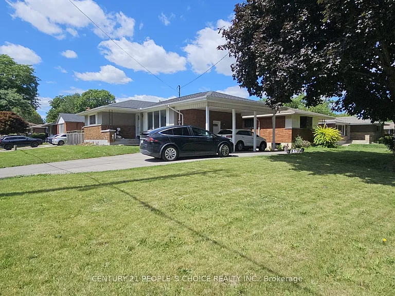 98 Lynbrook Dr — Photo 2