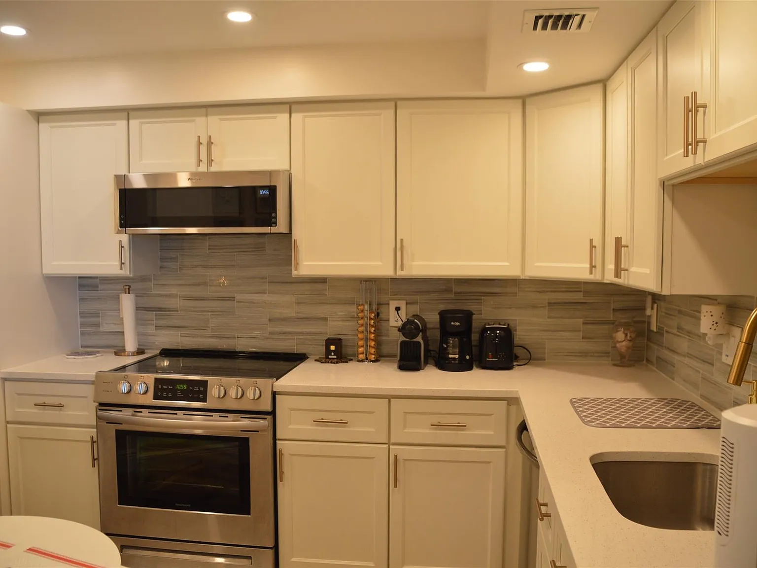 1 bed, 1.5 bath, 1071 sqft, $2,100 — Photo 2