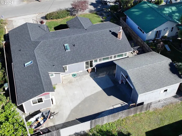 309 S Hazel St, Brookings, OR 97415