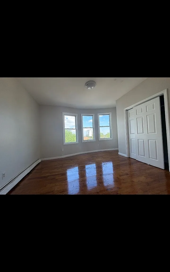 3 bed, $1,800 — Photo 3