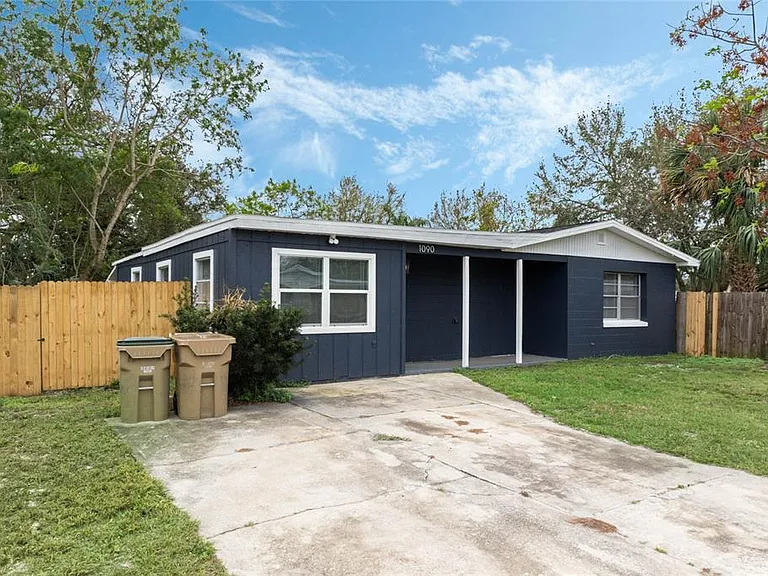 1090 Emerald Dr — Photo 2