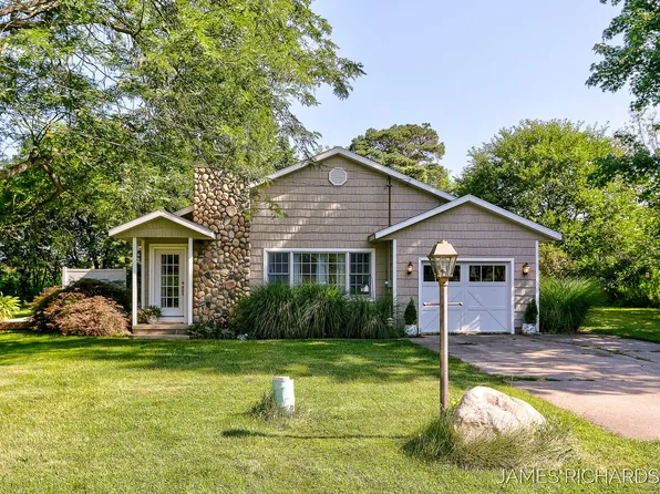 5821 Lakeland Dr, Fennville, MI 49408