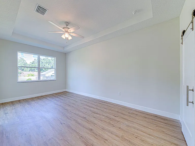 241 N Pine Ave — Photo 18