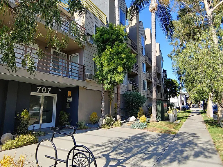 707 W 4th St #12 — Photo 23
