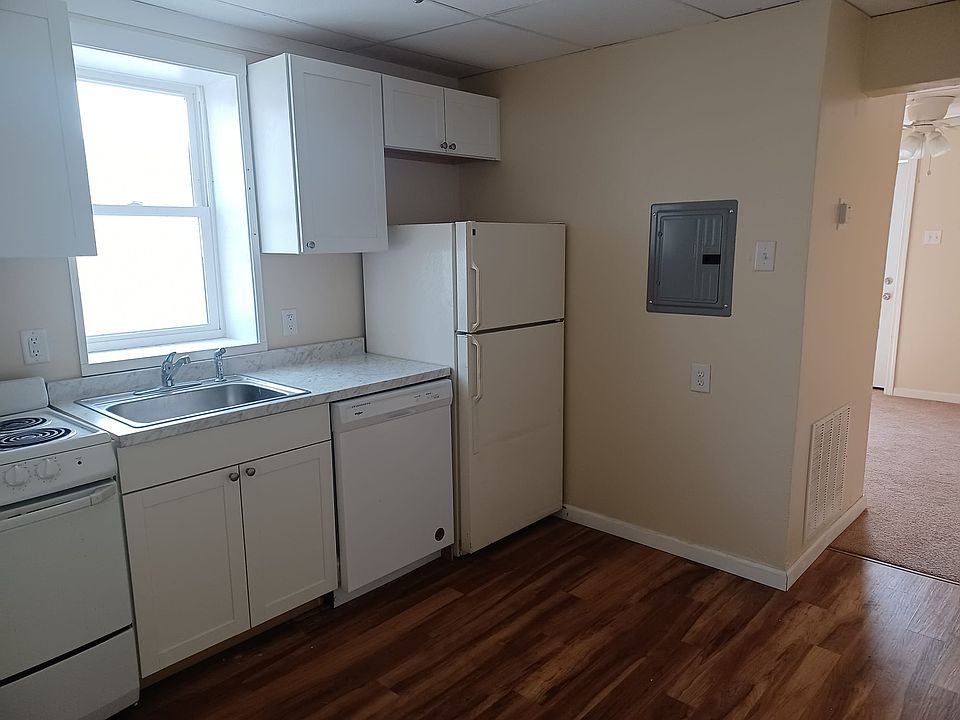 616 Montclair St unit 5 one bedroom apartment (section 8 ok)