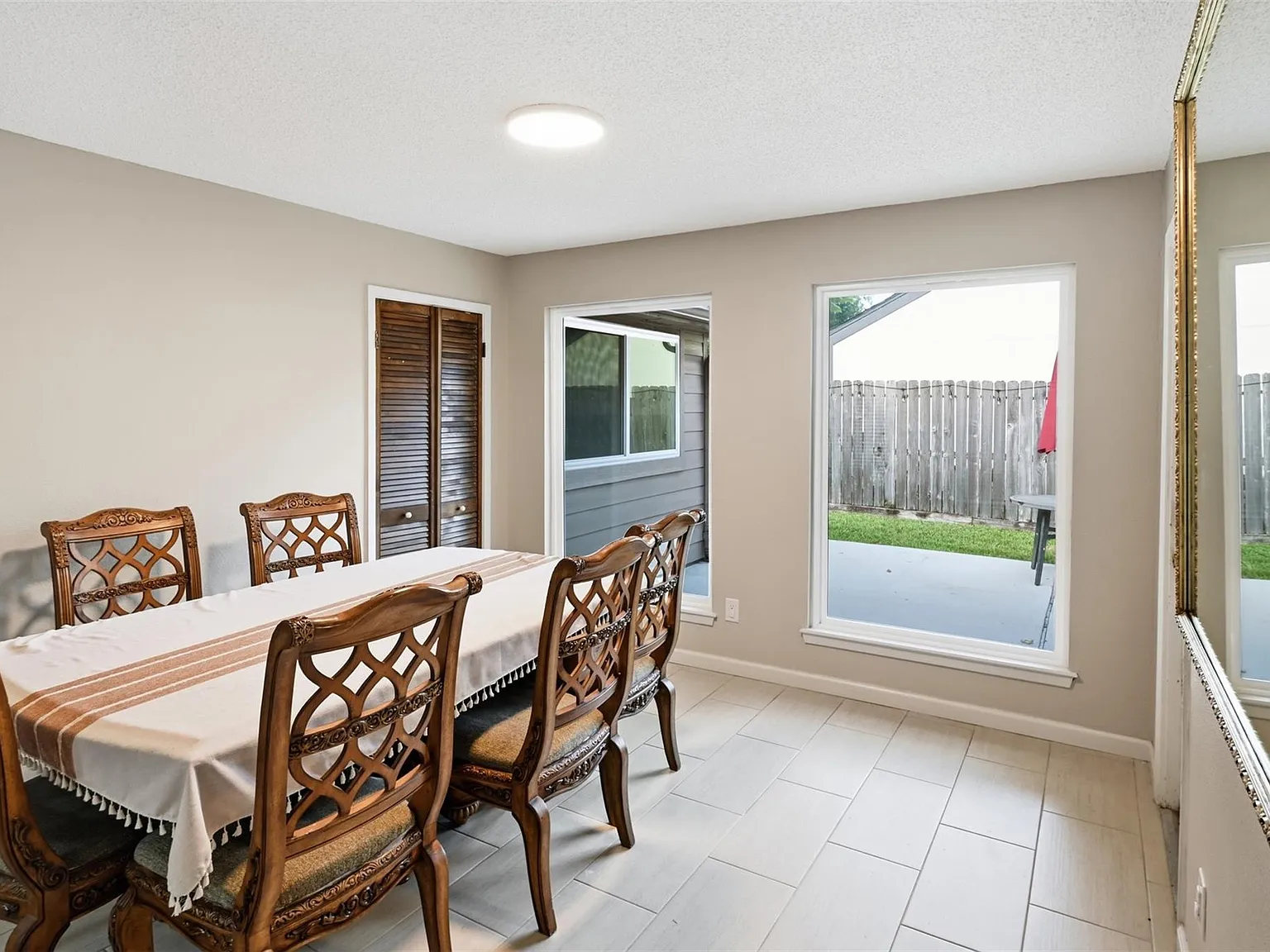 3 bed, 2.0 bath, 2366 sqft, $2,800 — Photo 3