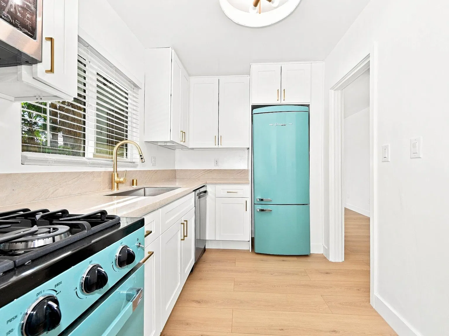 826 Hyperion Ave — Photo 3