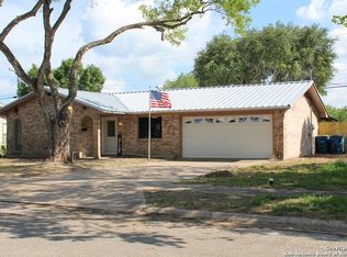 908 Everglades St, Beeville, TX 78102