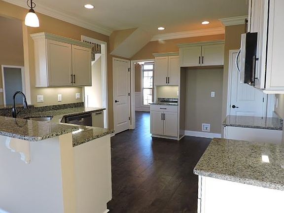 5th image of 320 Farmington Lot 320