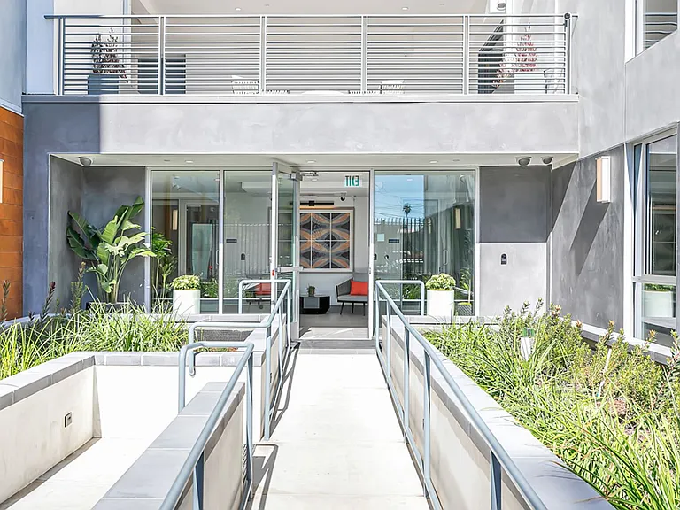 Empire at Larchmont — Photo 20
