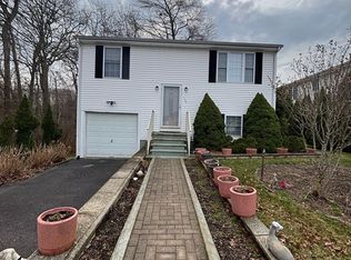 107 Apple Creek Ln, Fall River, MA 02720