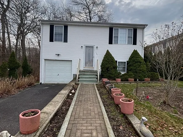 107 Apple Creek Ln, Fall River, MA 02720