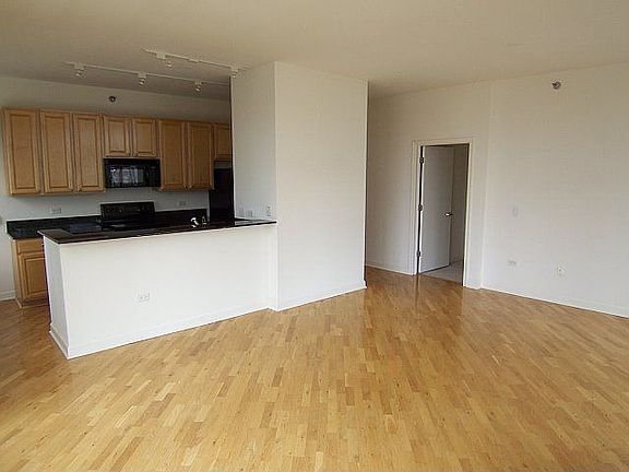 3rd image of 1322 S Prairie Ave Unit 1213