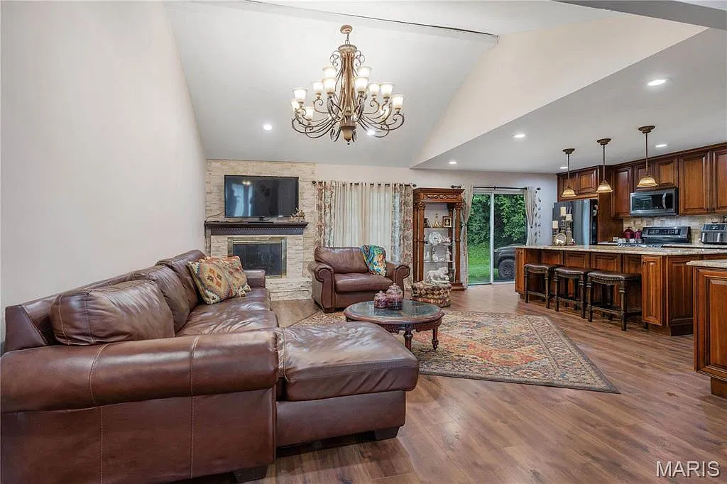 4 bed, 2.0 bath, 1888 sqft, $3,500 — Photo 4