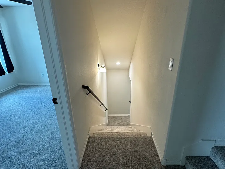 912 W Fargo St — Photo 48