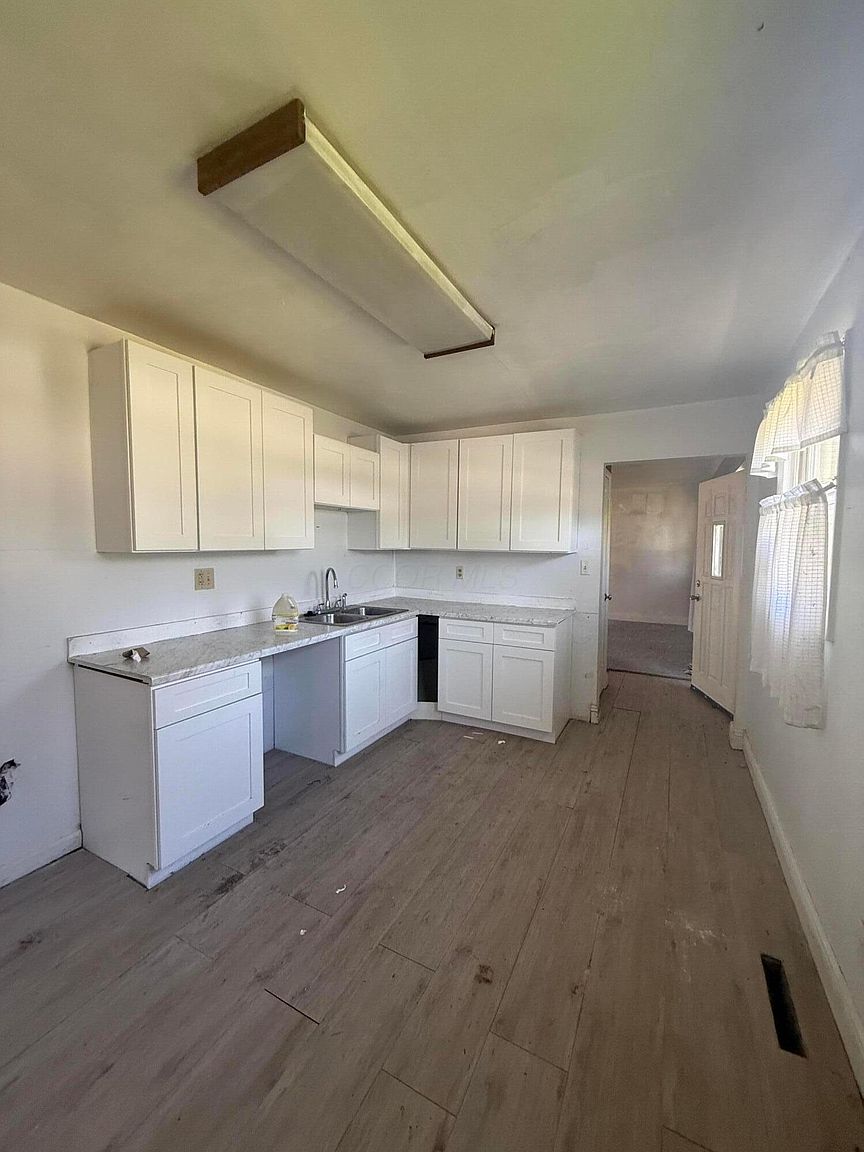 Listing photo 3 for 3595 Clearwater Dr