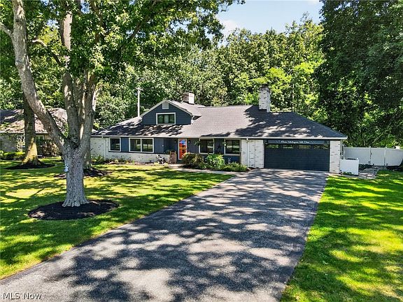 3rd image of 11 Wintergreen Hill Dr