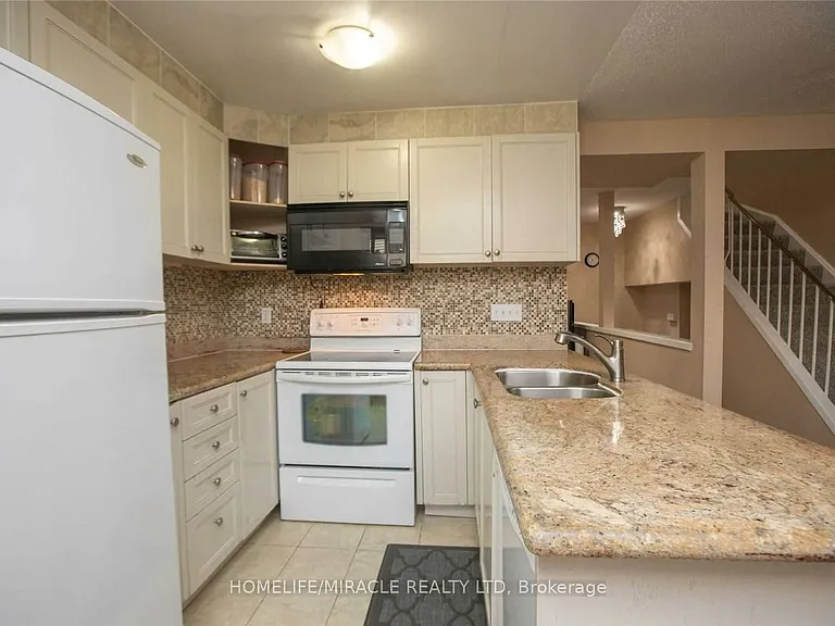 38 Hoskins Sq — Photo 5