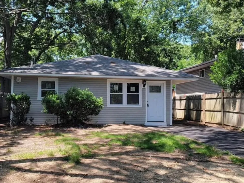 207 Mastic Blvd