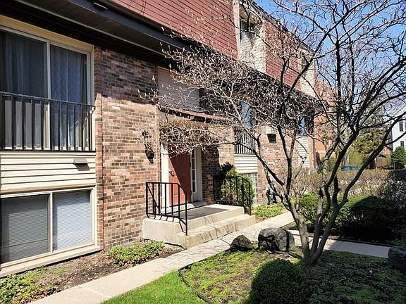3rd image of 1227 E Washington St APT 203B