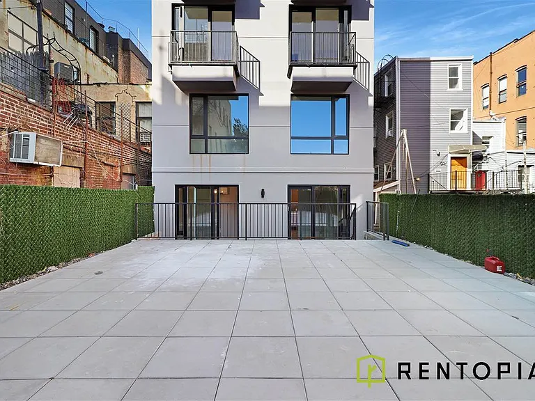302 Graham Ave #1B — Photo 1