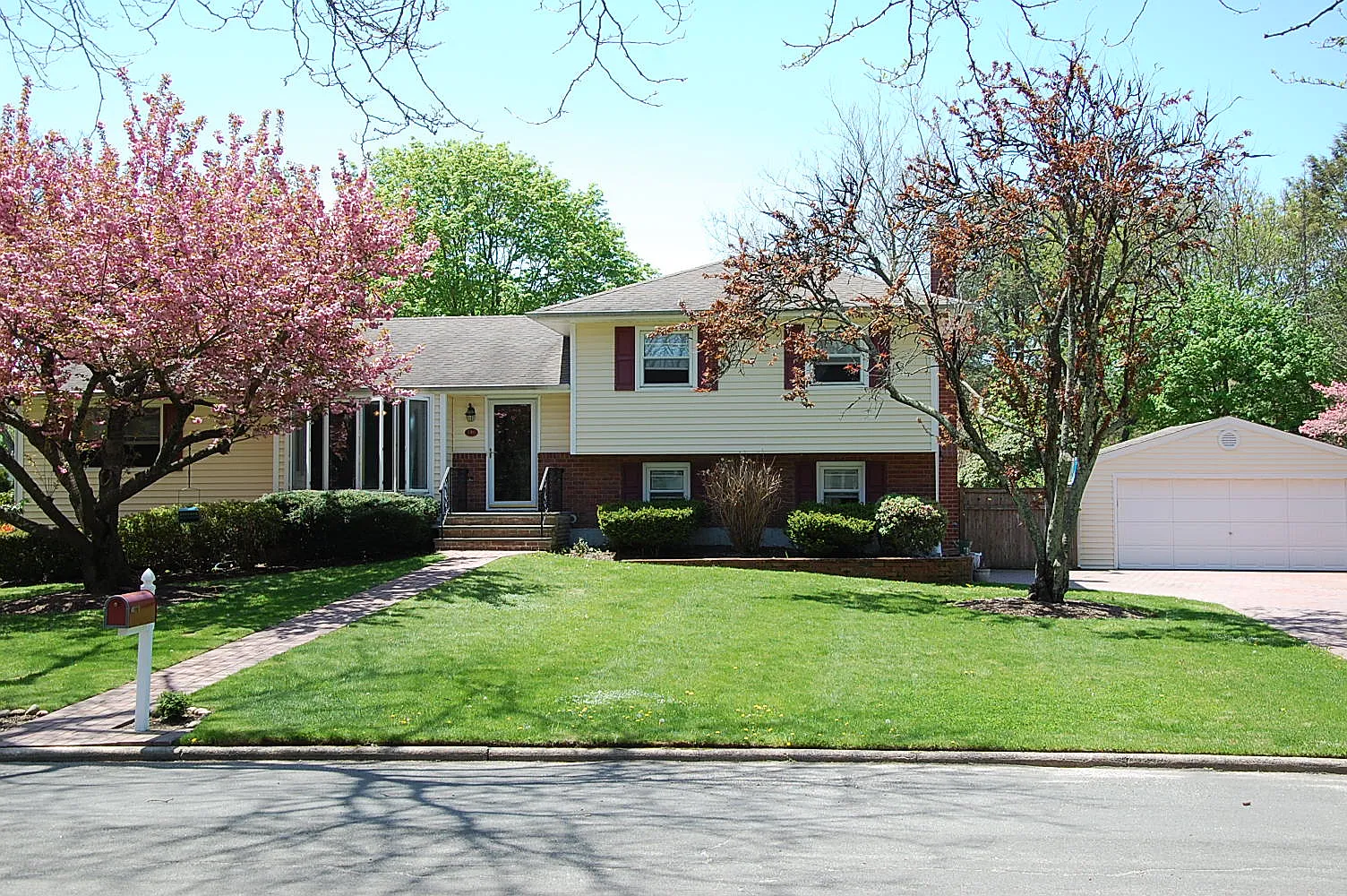2 Nita St photo 1