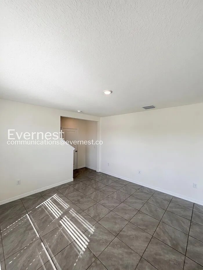 4 bed, 3.0 bath, 2371 sqft, $2,625 — Photo 4