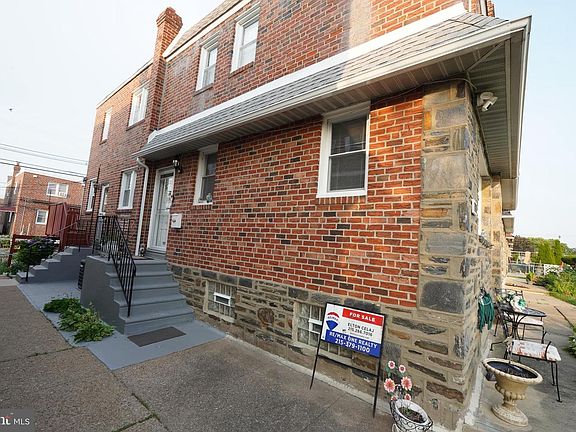 4th image of 1121 Brighton St