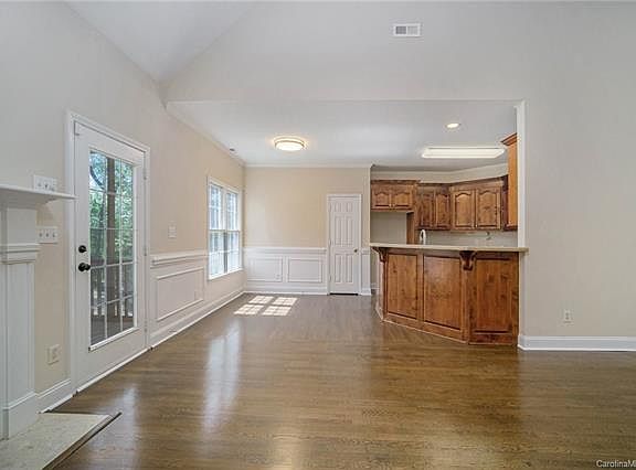 2nd image of 2051 Jefferson Ave