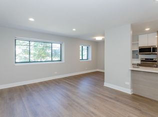 Large Old Town 1 Bedroom With Tons of Light, Chicago, IL 60610