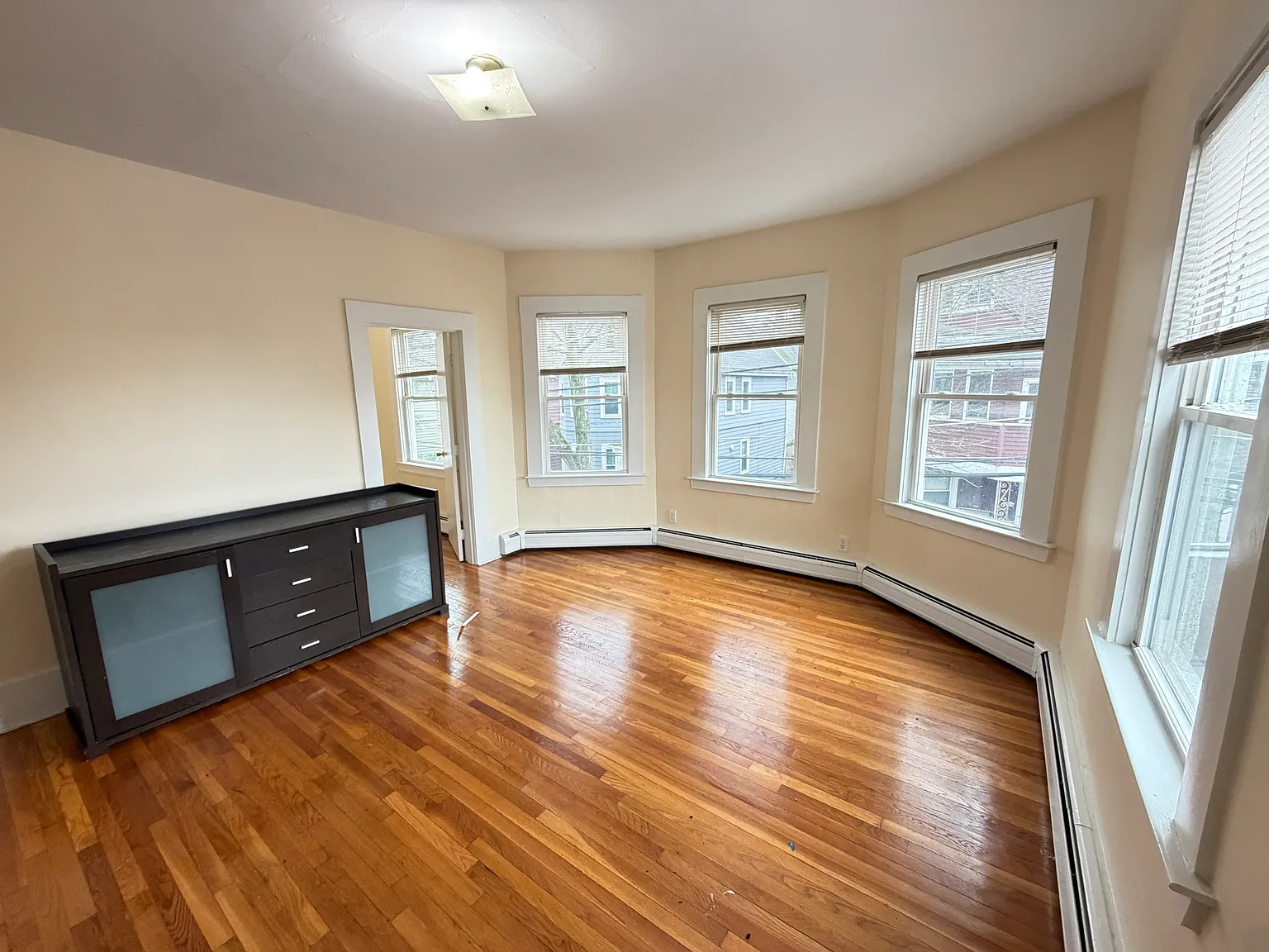2 bed, 1.0 bath, 1200 sqft, $3,300 — Photo 3