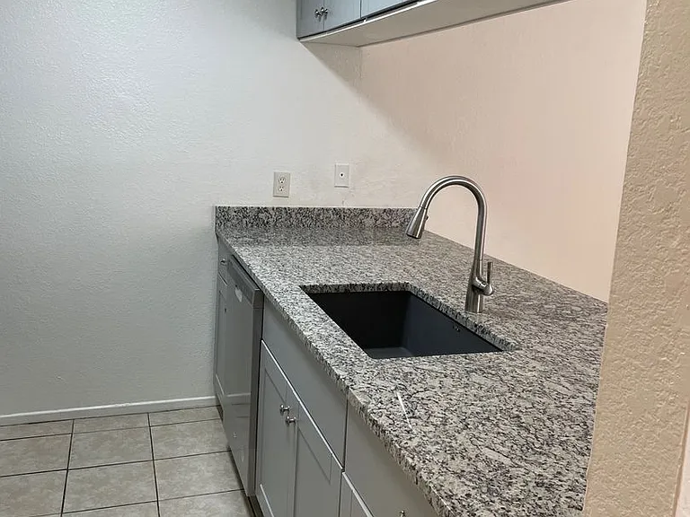 2101 Holly Ave #6 — Photo 6