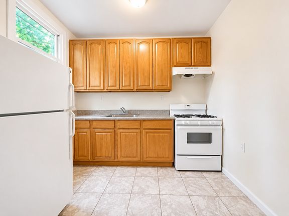 4th image of 71 Stanhope St #1
