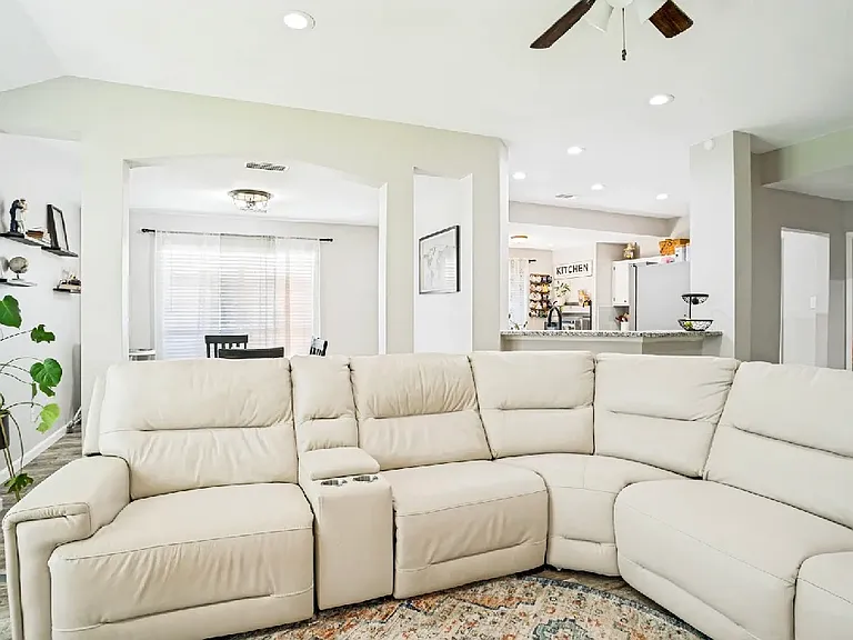 1407 Belaire Dr — Photo 2