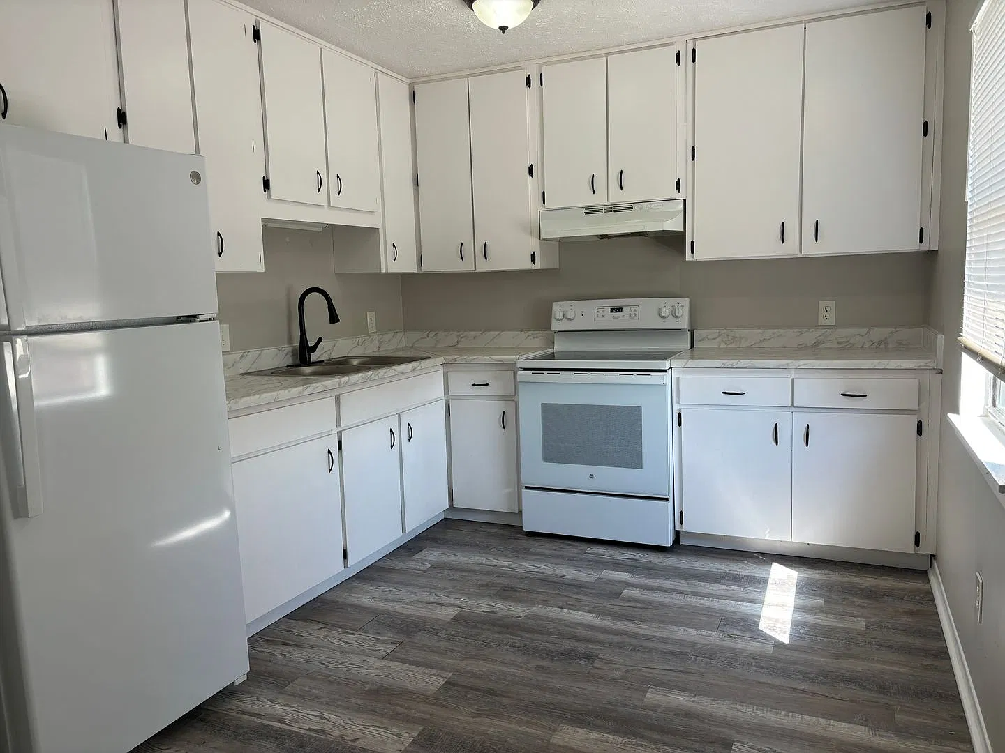 2409 E 10th St — Photo 2