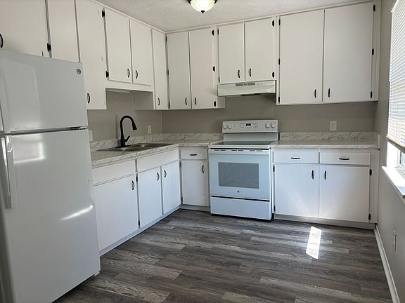 2nd image of 2409 E 10th St APT B