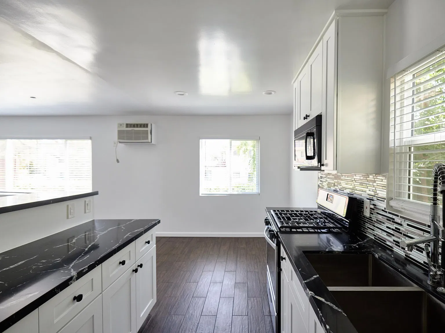 833 N Hayworth Ave — Photo 3