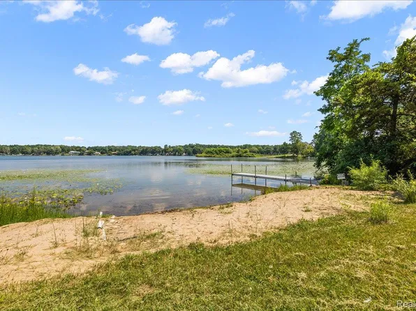 2770 Bogie Lake Rd, White Lake, MI 48386