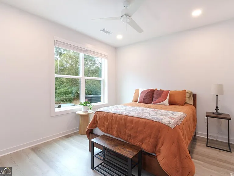 240 Martha Dr — Photo 8