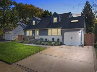 3768 Park Ave, Seaford, NY 11783