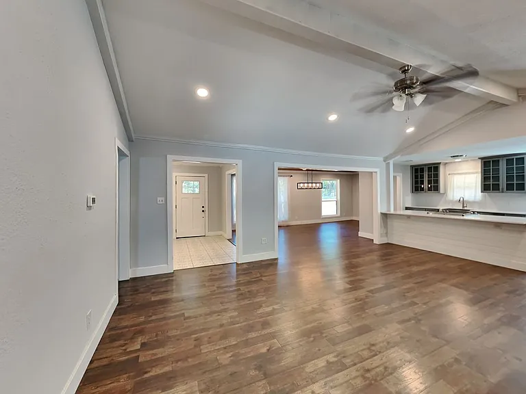 3704 Astoria Dr — Photo 3