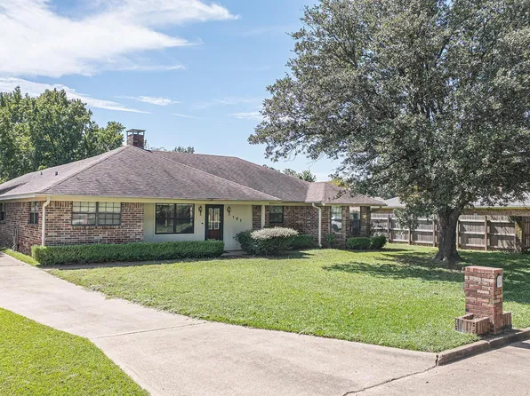 101 Kimball Dr, Wake Village, TX 75501