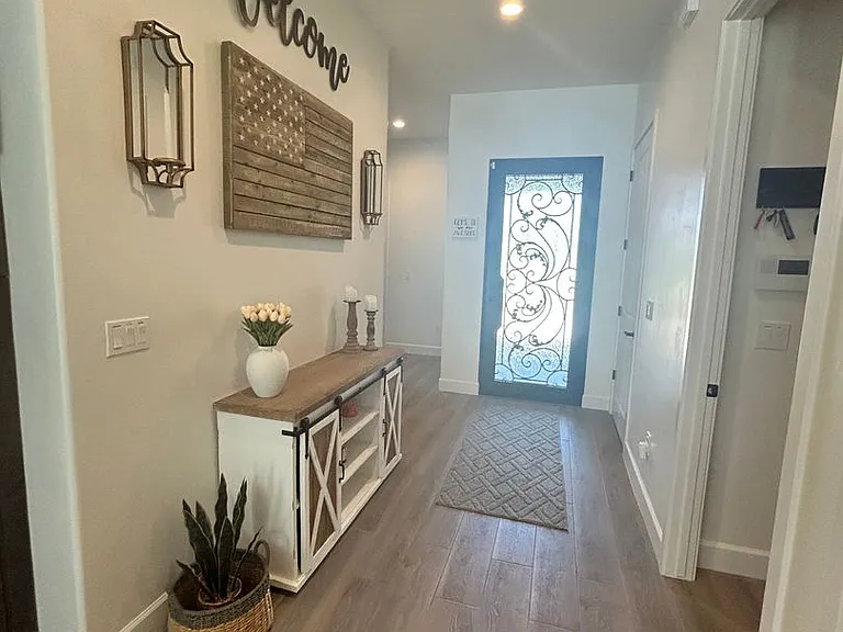 4736 N Diana Ave — Photo 2