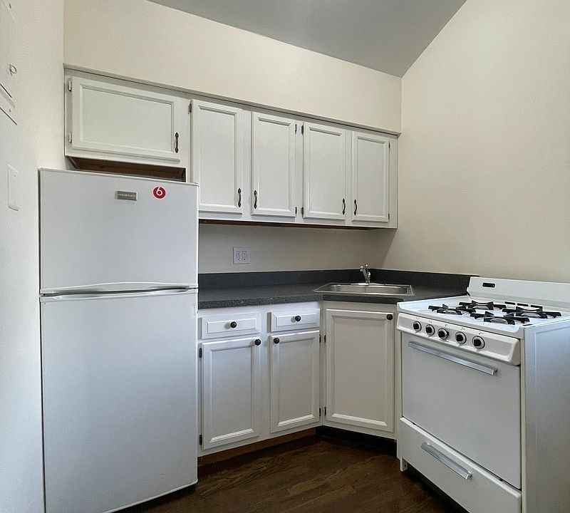 2nd image of 40-18 Ditmars Blvd #R