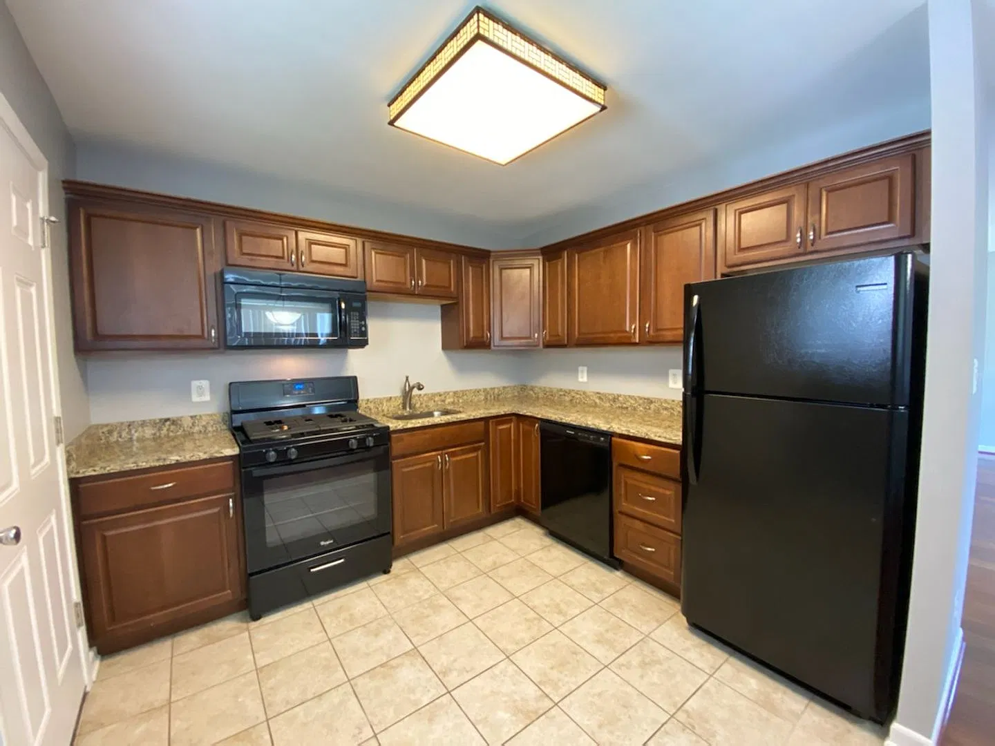 Baltimore - 4 Bedrooms and 2 baths Available! — Photo 2