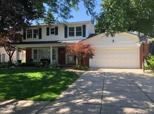 19805 Edshire Ln, Grosse Pointe Woods, MI 48236