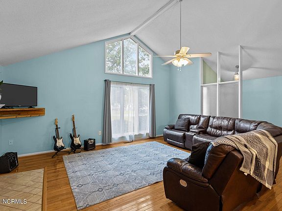 3rd image of 710 Oxford Drive