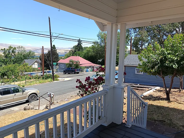 E 14th St — Photo 3