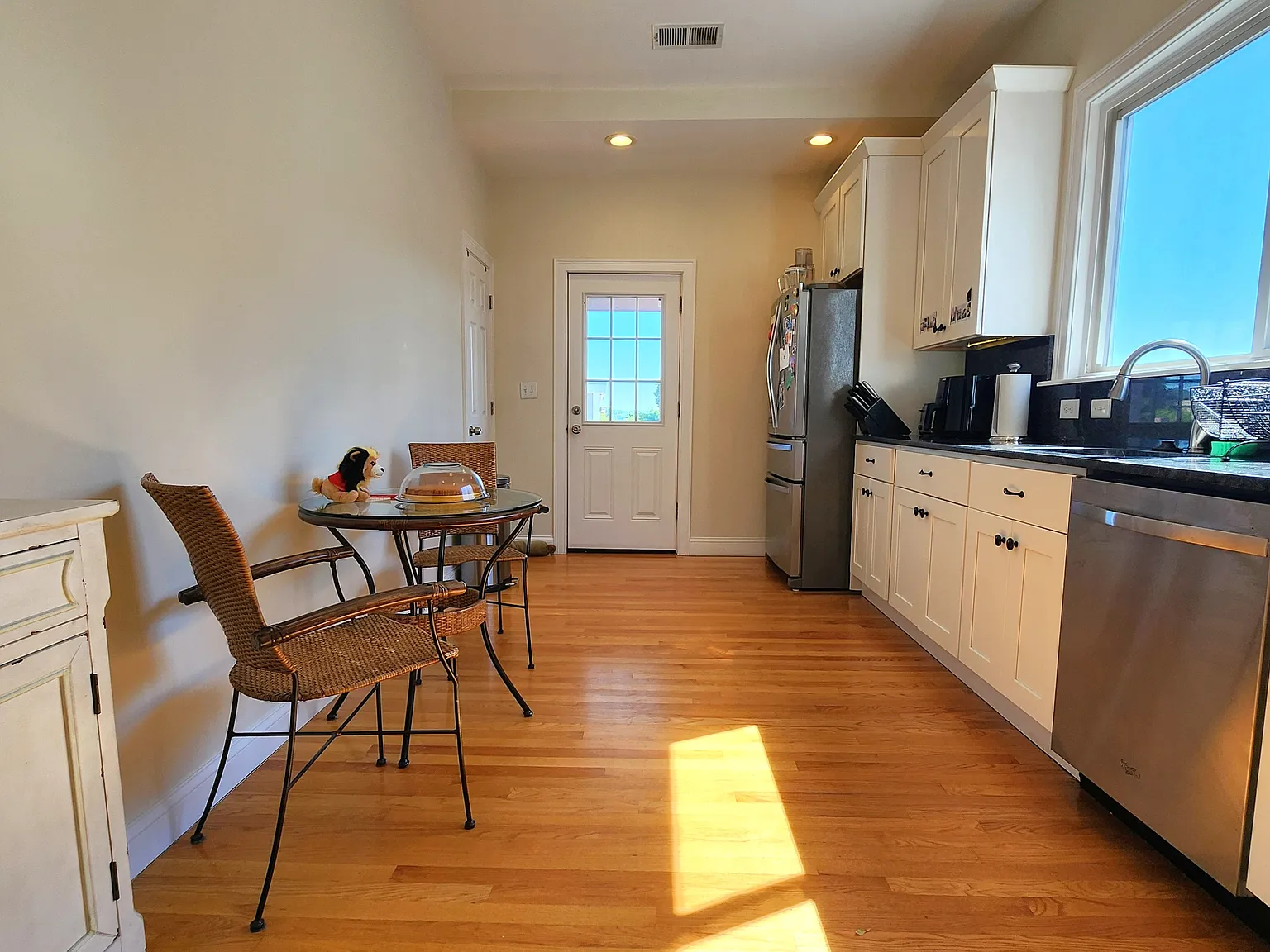 1 bed, 700 sqft, $3,300 — Photo 3